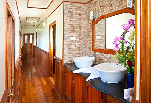 houseboat